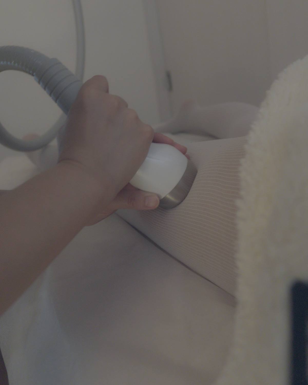 肌にあたる面をひんやりと冷やしながらお手入れしているところ